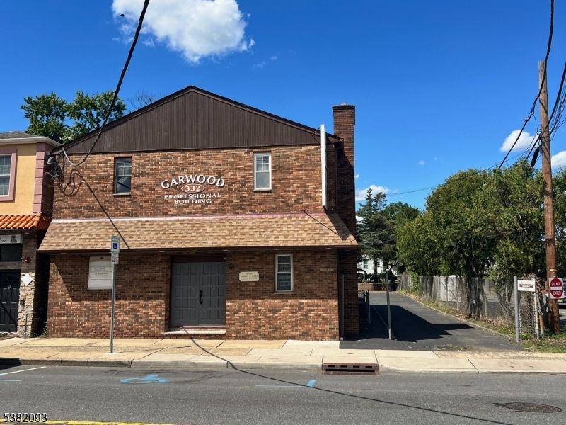 Exterior, Facade, Brick Facade, Cape Cod
