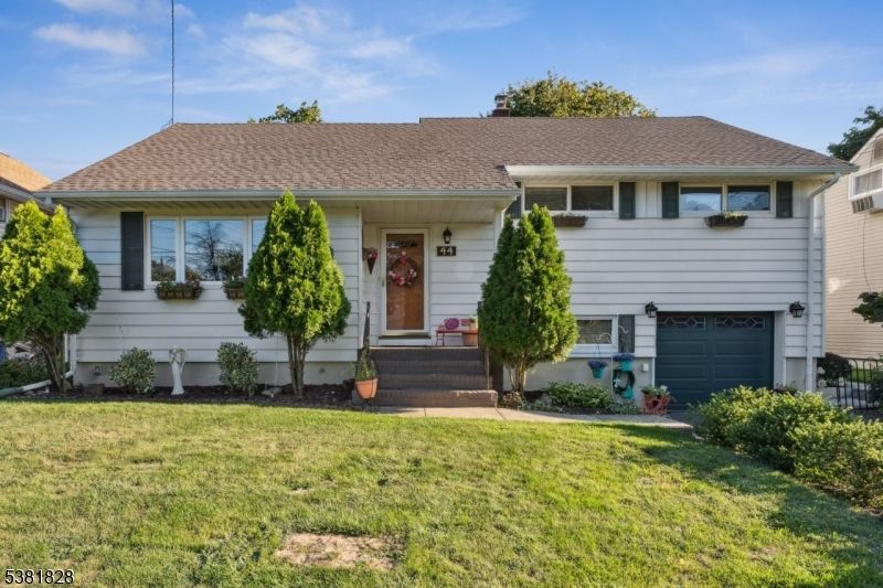 Attached, Exterior, Facade, Split Level