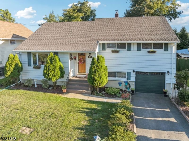 Attached, Exterior, Facade, Cape Cod