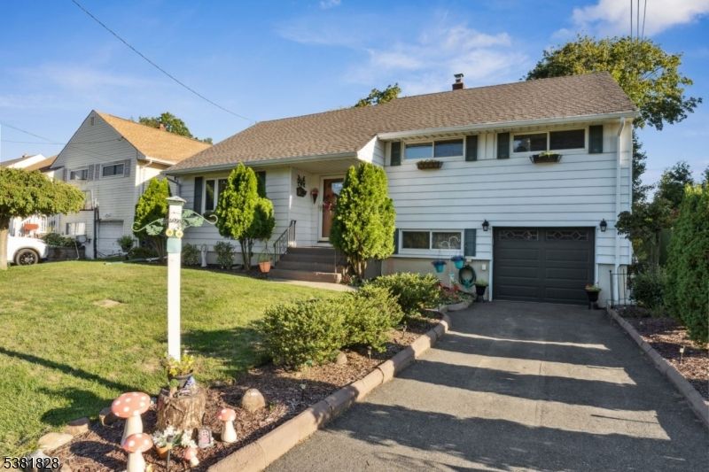 Attached, Exterior, Facade, Split Level