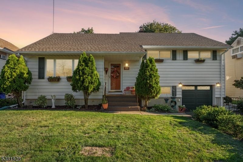 Attached, Exterior, Facade, Split Level