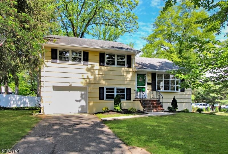 Attached, Exterior, Facade, Split Level