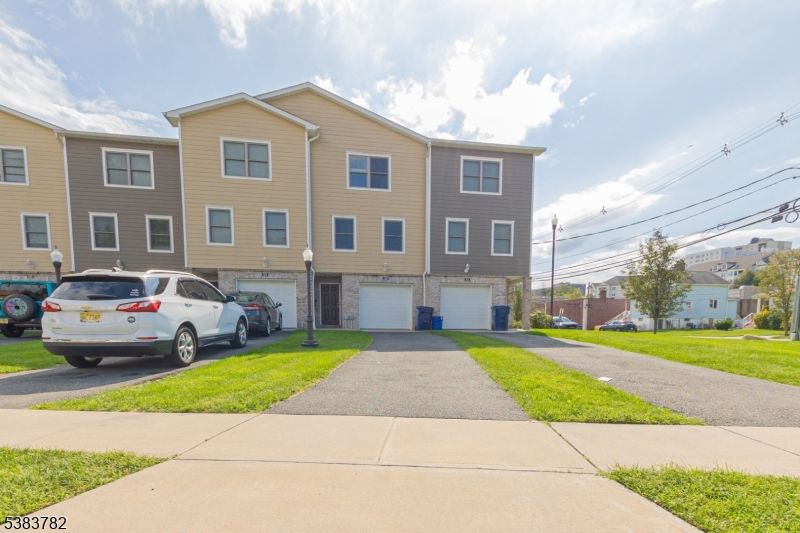 Attached, Exterior, Facade, Rowhouse