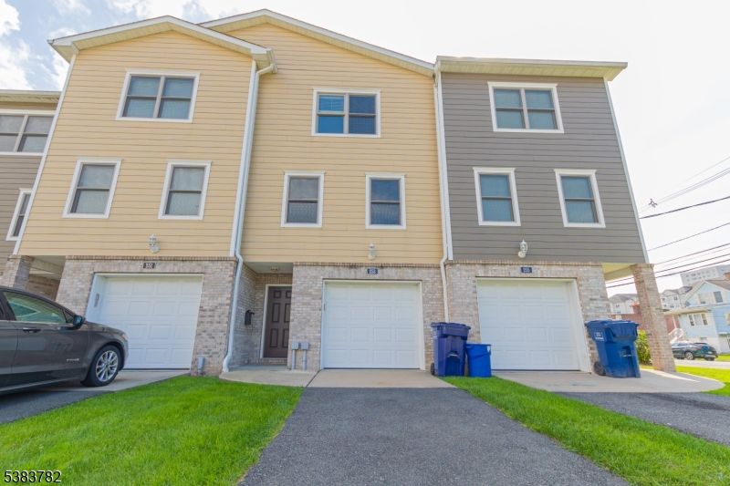 Attached, Exterior, Facade, Rowhouse