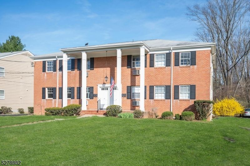 Exterior, Facade, Brick Facade, Georgian