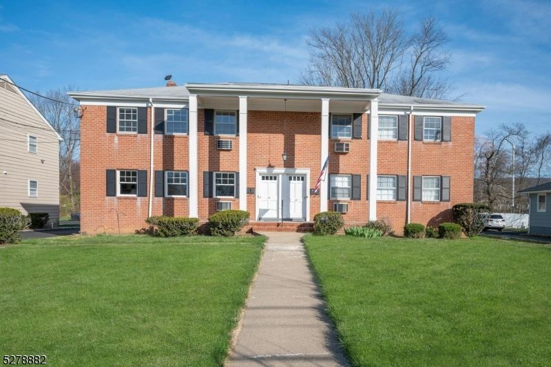 Exterior, Facade, Brick Facade, Georgian