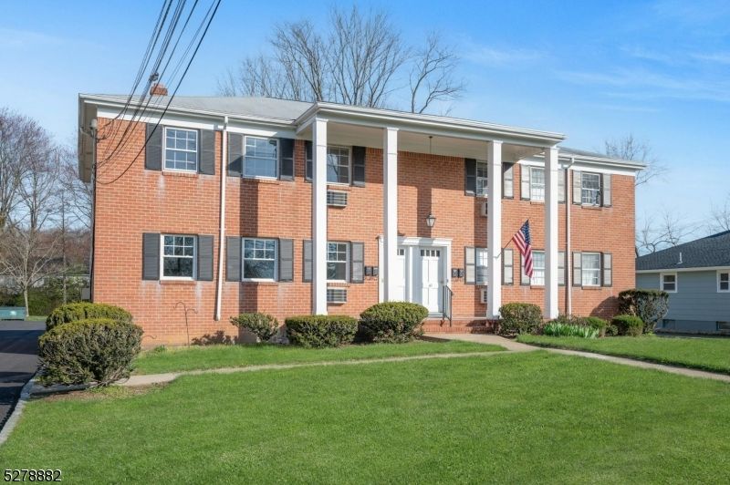 Exterior, Facade, Brick Facade, Georgian