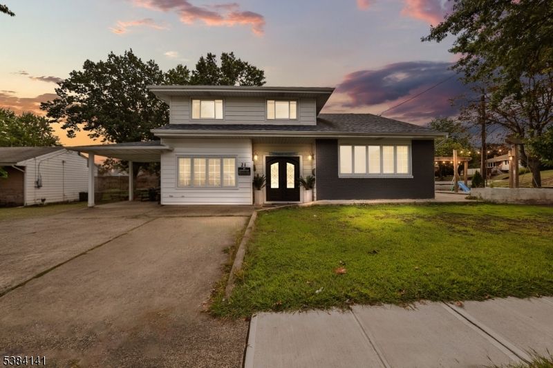 Exterior, Facade, Split Level