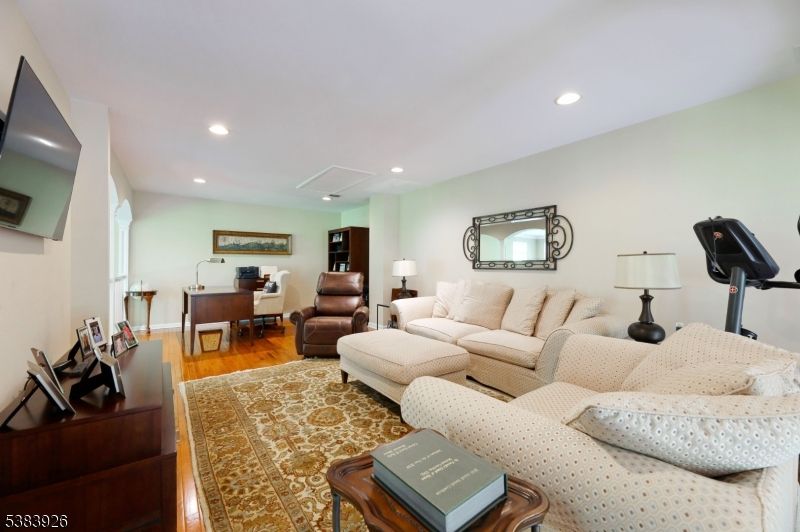 Fitness Equipment, Interior, Living room, Recessed Lighting, Wood Texture Flooring