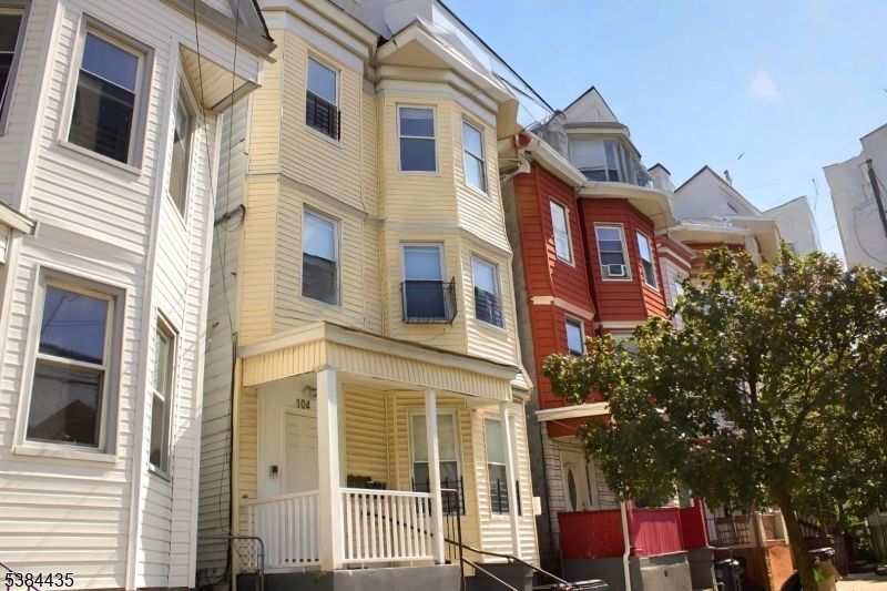 Exterior, Facade, Rowhouse