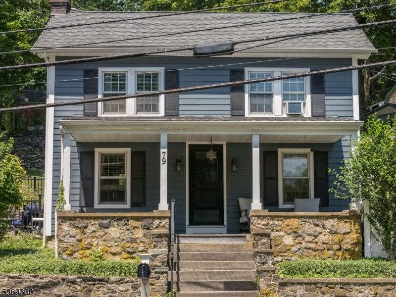 Exterior, Facade, American Foursquare