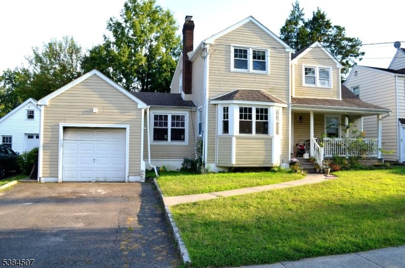 Attached, Exterior, Facade, Farmhouse