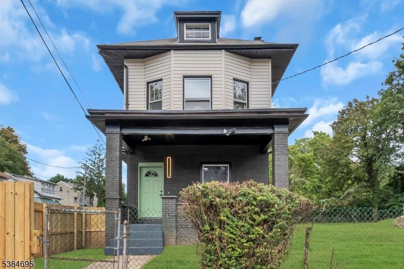Exterior, Facade, American Foursquare