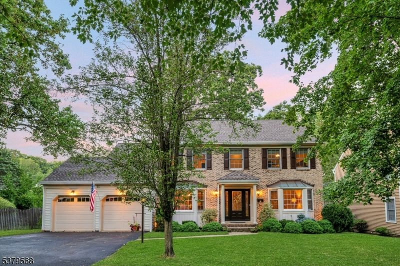 Attached, Exterior, Facade, Brick Facade, Georgian