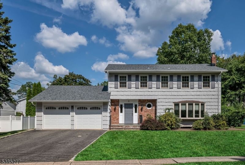 Attached, Exterior, Facade, Brick Facade, Georgian