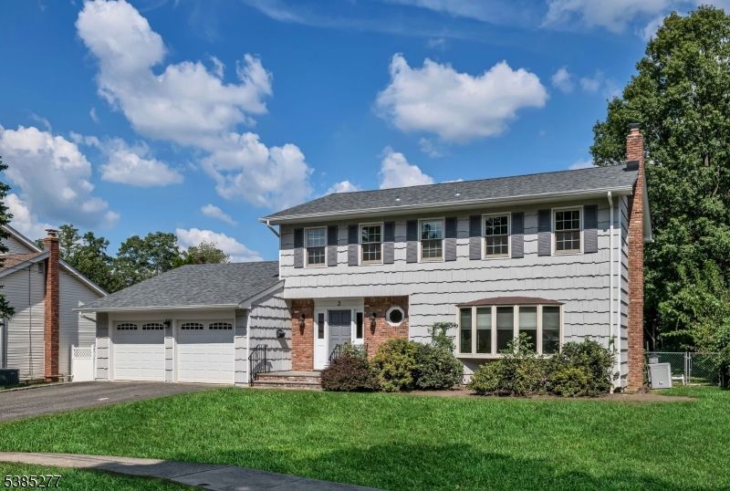 Attached, Exterior, Facade, Brick Facade, Georgian