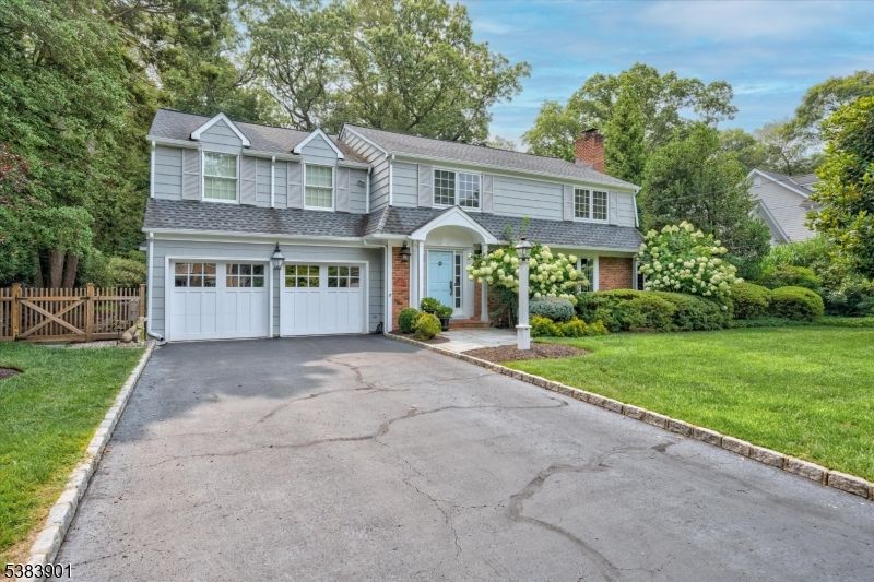 Attached, Exterior, Facade, Brick Facade, Georgian