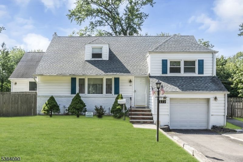 Attached, Exterior, Facade, Cape Cod