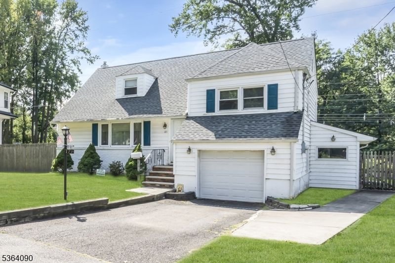 Attached, Exterior, Facade, Cape Cod