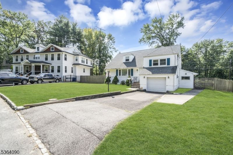 Attached, Exterior, Facade, Cape Cod