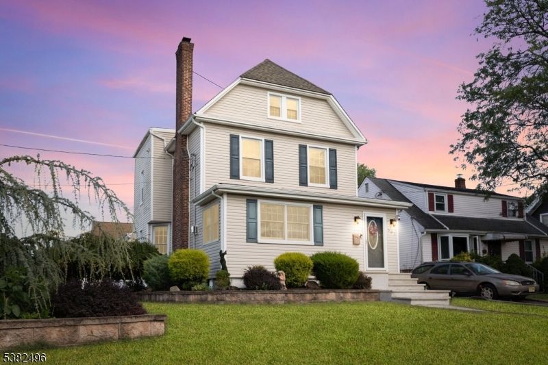 Exterior, Facade, Queen Anne Victorian