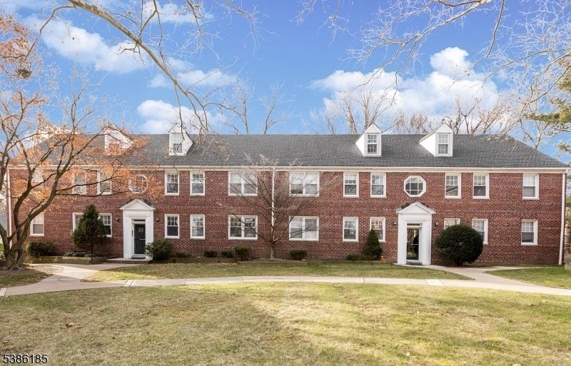 Exterior, Facade, Brick Facade, Georgian