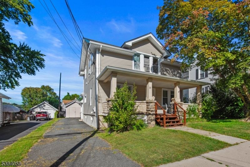 Exterior, Facade, Queen Anne Victorian