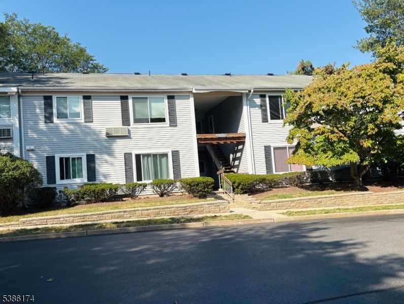 Exterior, Facade, Raised Ranch