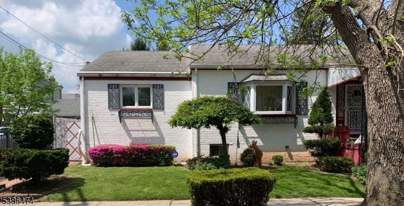 Exterior, Facade, Cape Cod