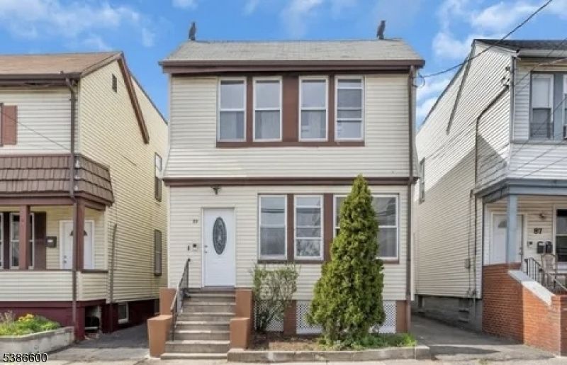 Exterior, Facade, Rowhouse