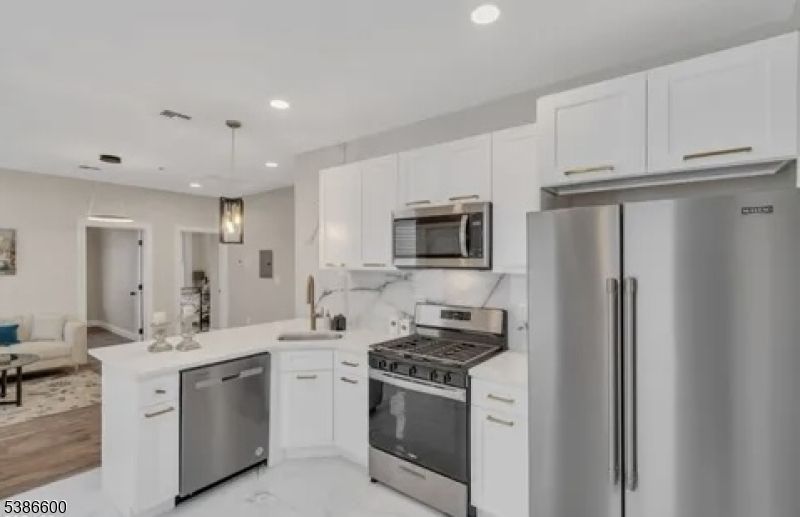 Interior, Kitchen, Living room, Pendant Lights, Recessed Lighting, Stainless Steel Appliances