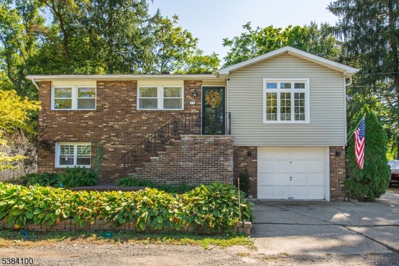 Attached, Exterior, Facade, Brick Facade, Raised Ranch