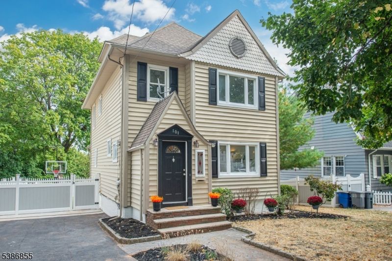 Exterior, Facade, Queen Anne Victorian