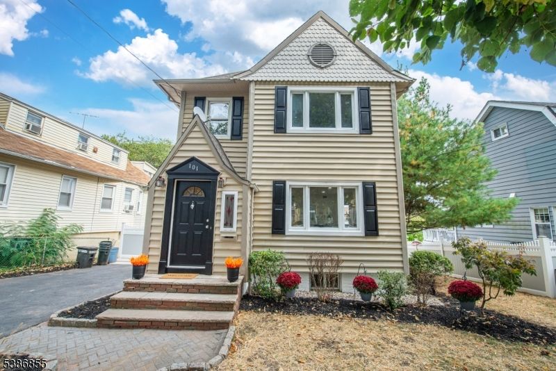Exterior, Facade, Queen Anne Victorian