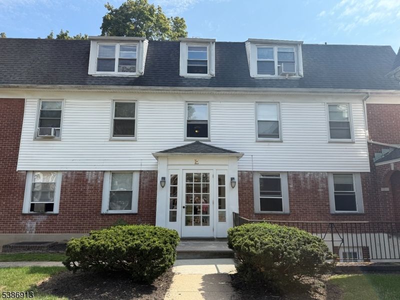 Exterior, Facade, Brick Facade, Georgian