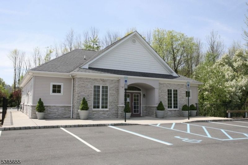 Exterior, Facade, Ranch