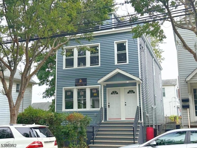 Exterior, Facade, Rowhouse