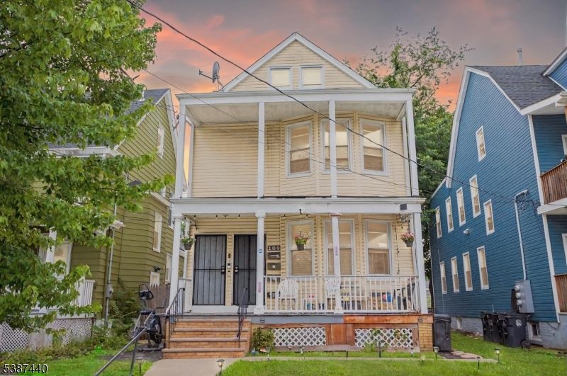 Exterior, Facade, Queen Anne Victorian