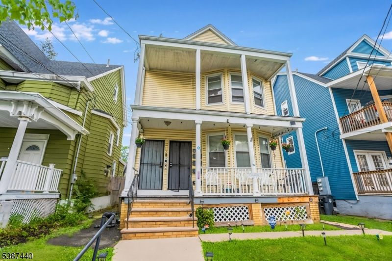 Exterior, Facade, Queen Anne Victorian