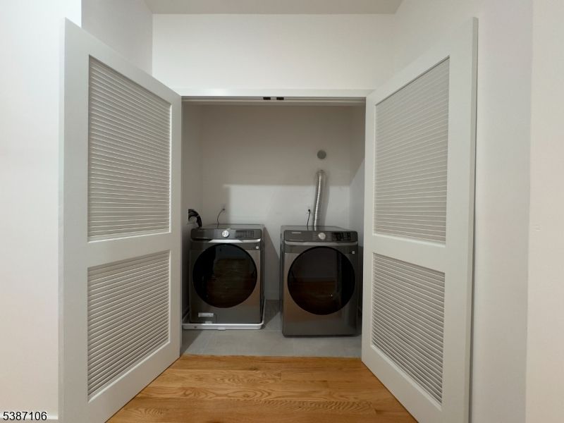 Interior, Utility Closets, Washer, Wood Texture Flooring