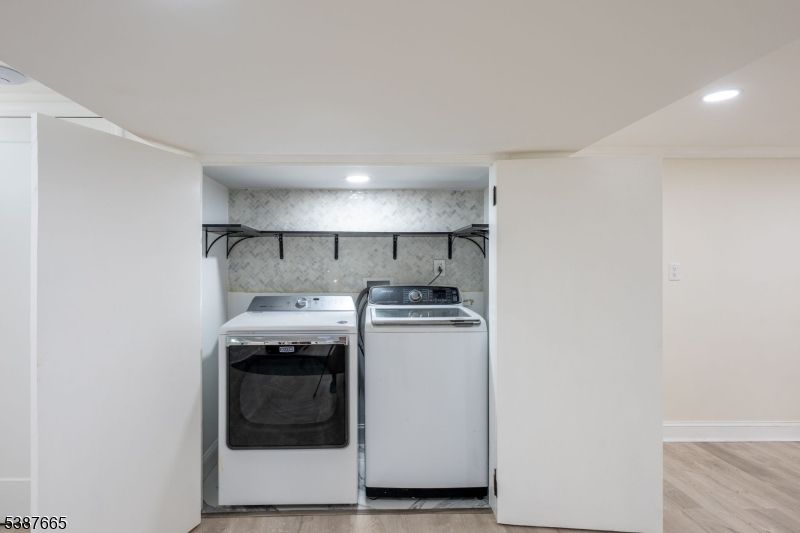 Interior, Recessed Lighting, Washer, Wood Texture Flooring