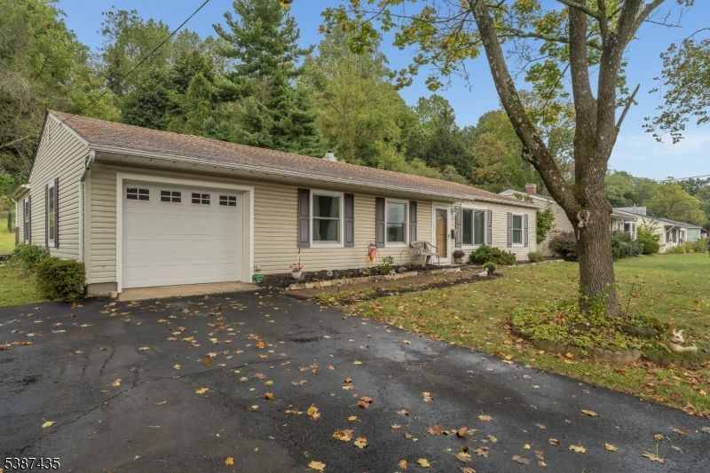 Attached, Exterior, Facade, Ranch