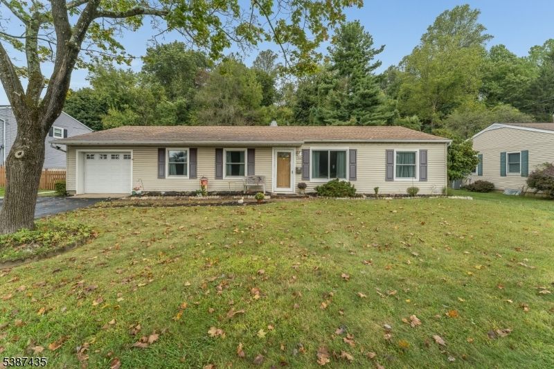 Attached, Exterior, Facade, Ranch