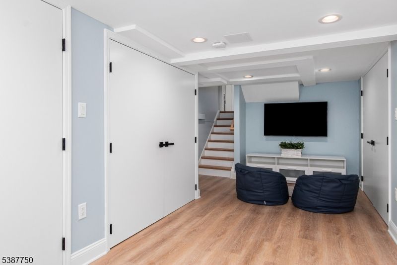 Interior, Recessed Lighting, Wood Texture Flooring