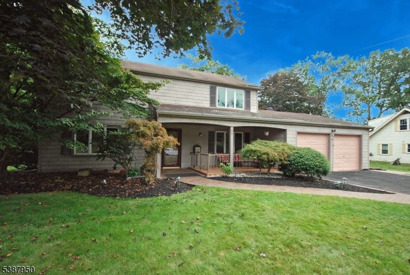 Attached, Exterior, Facade, American Foursquare