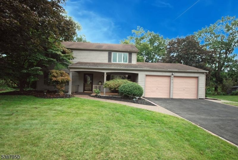 Attached, Exterior, Facade, Split Level