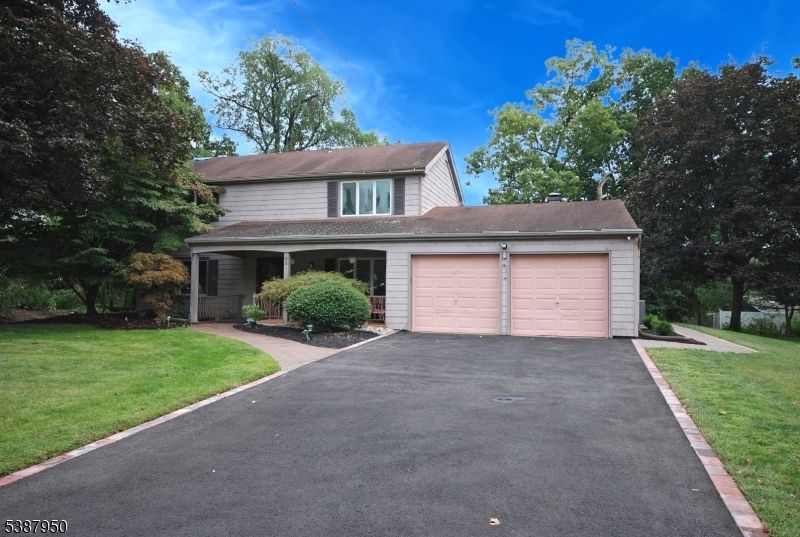 Attached, Exterior, Facade, Split Level