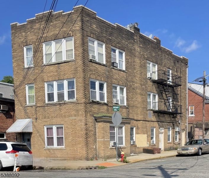 Exterior, Facade, Brick Facade, Rowhouse