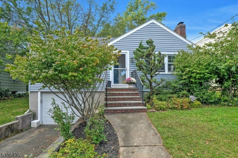 Exterior, Facade, Queen Anne Victorian