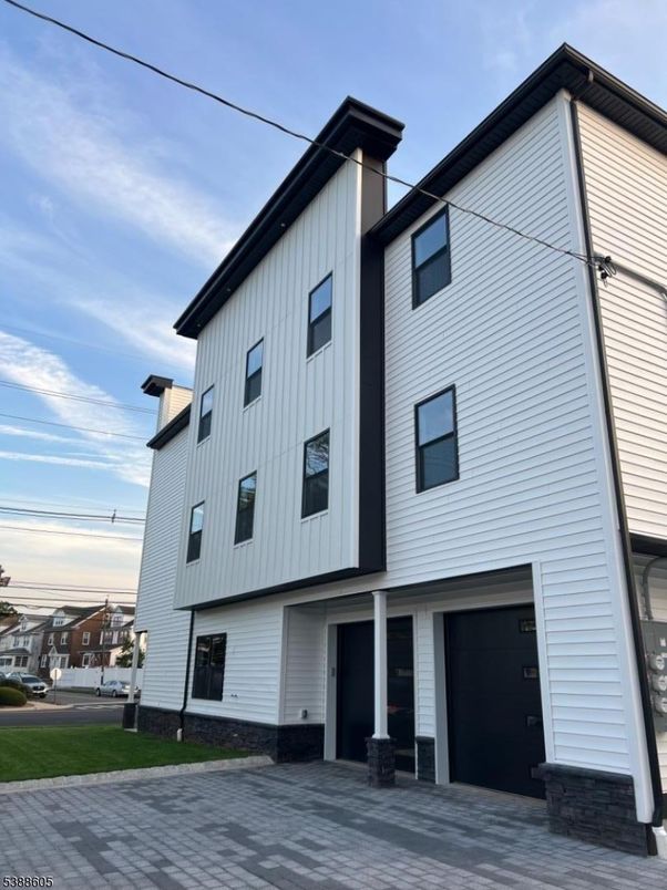 Attached, Exterior, Facade, Rowhouse